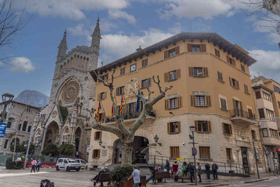 Mallorca - Sóller 02 - plaza de La Constitució.jpg